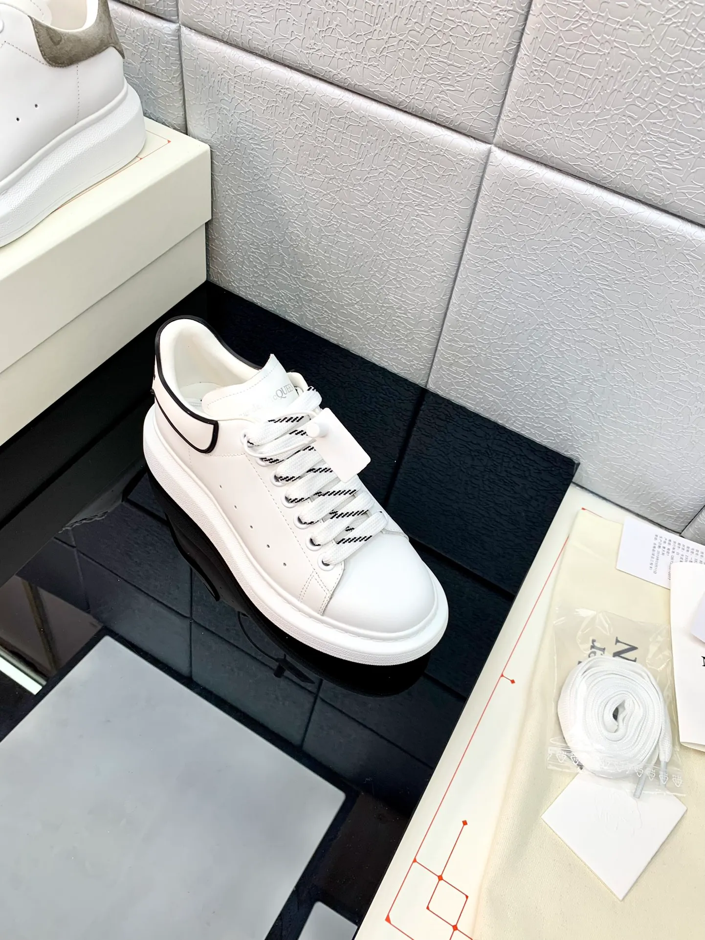 👟👟Ex-factory price 480👟👟 Women's Shoes Factory Women's Shoes Women's Clothes The latest McQueen white shoes original 1⃣: 1⃣ perfect reproduction ☑ Delivery of the latest counter full set of packaging 🎁Full range of colors and styles constantly updated🥳🥳 🔺Fabric: Customized original matte silk cowhide 🔺Inner lining: imported water-dyed sheepskin lining/original customized soft cowhide pad 🔺Feet: super clear high temperature air pressure logo➕soft latex pad 🔺Outsole: rubber T👟👟Ex-factory price U vacuum bottom/I👟👟Ex-factory price original foam bottom, thick bottom about 4cm